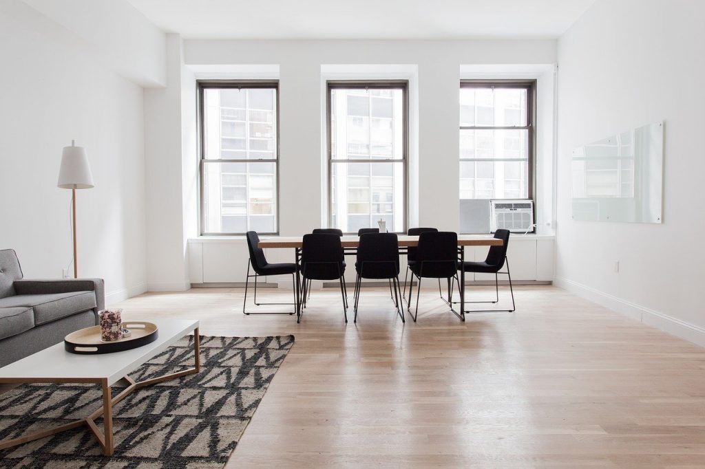 home staging malaga. Salón con mobiliario y ventanas grandes
